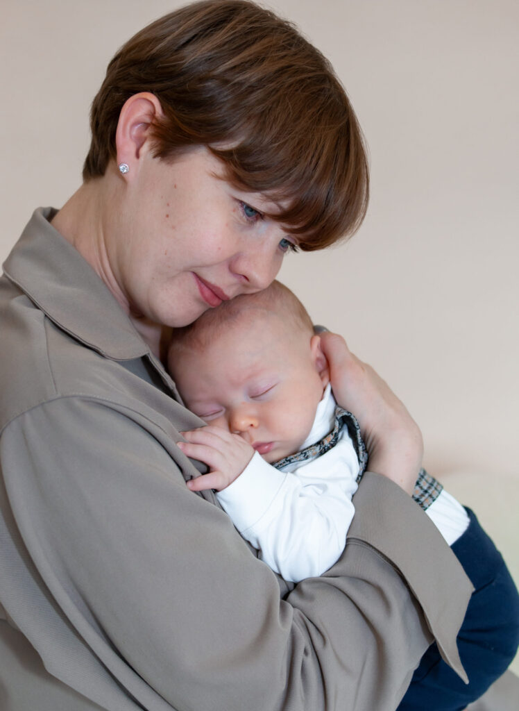 Ekaterina Martens hält ihr schlafendes Baby