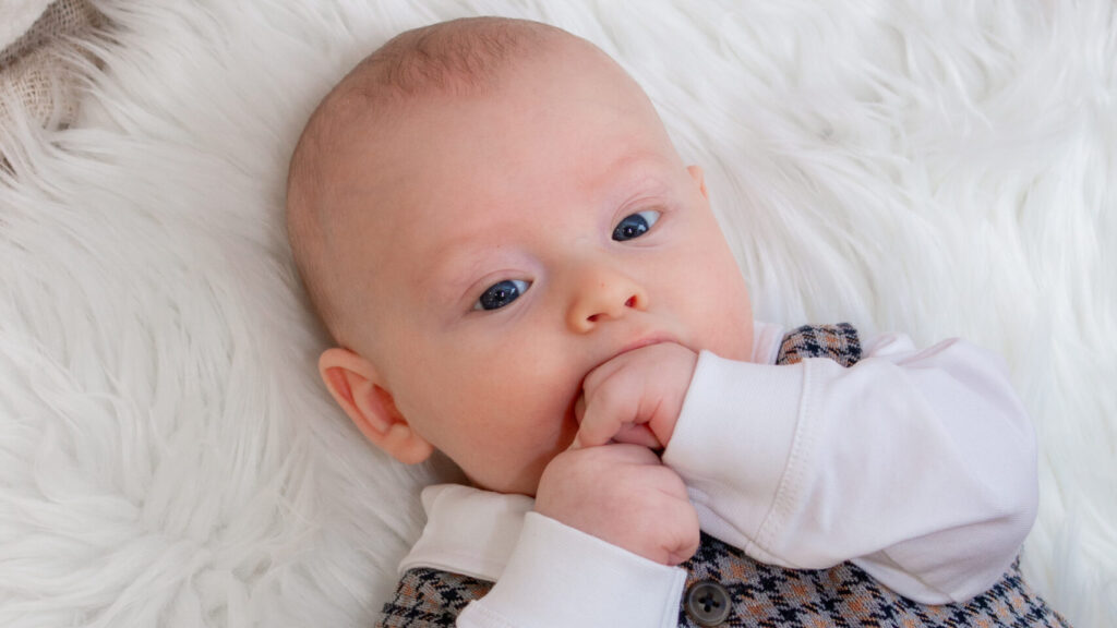 Kind mit Hand im Mund