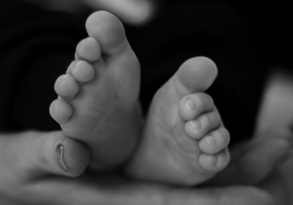 Baby Füße auf Händen